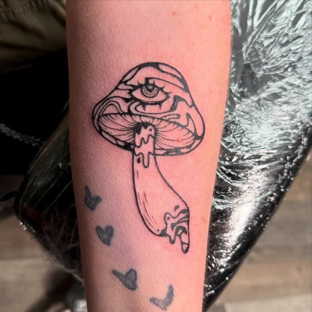 a squiggly shroom from a couple weeks ago 🍄 hit me with more squiggles yallllll

DM me for any inquiries !!! :)

#tat #tattoo #tattoos #tattooartist #tattooapprentice #art #mainetattooartist #darkharbortattoo #mushroomtattoo #lineworktattoo