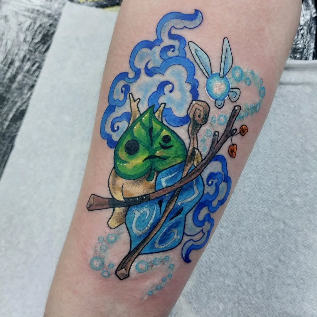 🍃🌊Wind Waker inspired piece🌊🍃
Always love doing Zelda pieces, ive done a good handful now. Im glad this style of korok stuck around, theyre the best

DM or contact me via my website to book
https://littlelambtattoos.bigcartel.com/

#uktattooartist #femaletattooartist #womanowned #zeldatattoos #zeldatattoo #korok #koroktattoo #windwakertattoo #windwaker #tloz #tlozww #animetattoo #videogametattoo #videogametatts