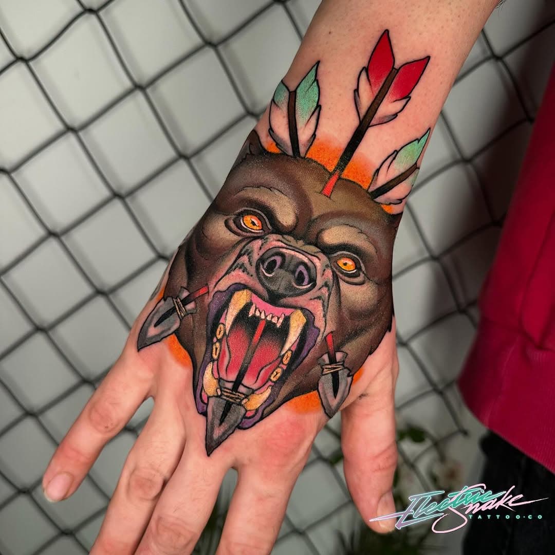 Couldn’t be bothered with a reel so here’s a reminder camera phones don’t just record dumb selfies and dance routines. 

Selfie coming next. 

#handtattoos #essextattooist #uktattoo #beartattoos #bear #neotraditional #neotraditionaltattoo