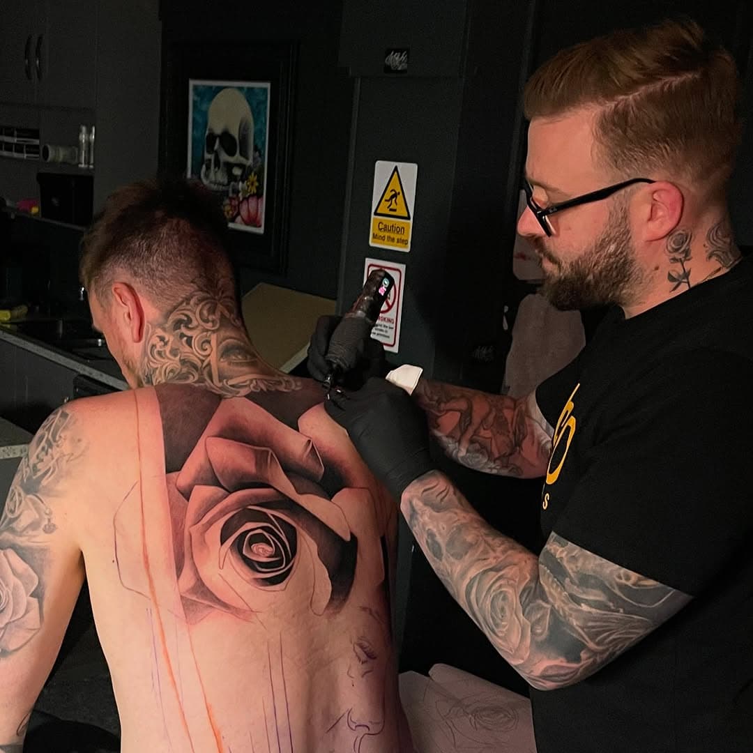 CP back in the hot seat. 

World of pain today. 

Great to catch up mate! 

@pny.sportsperformance

@hustlebutterdeluxe @killerinktattoo @ezcartridgecouk