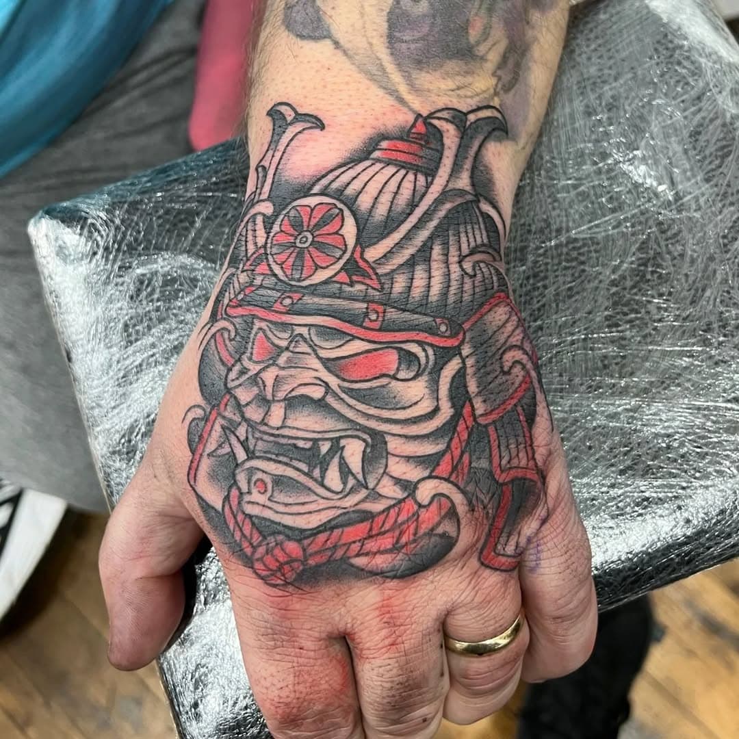 Samurai done by resident artist @reggiebreezetattoo if you would like to book in with him or have any enquiries, drop him a DM 

Sponsored by @magnumtattoosupplies 

#middlesbroughtattoo #teessidetattoo #neotraditionaltattoo #samuraitattoo #tattoosofinstagram #handtattoo