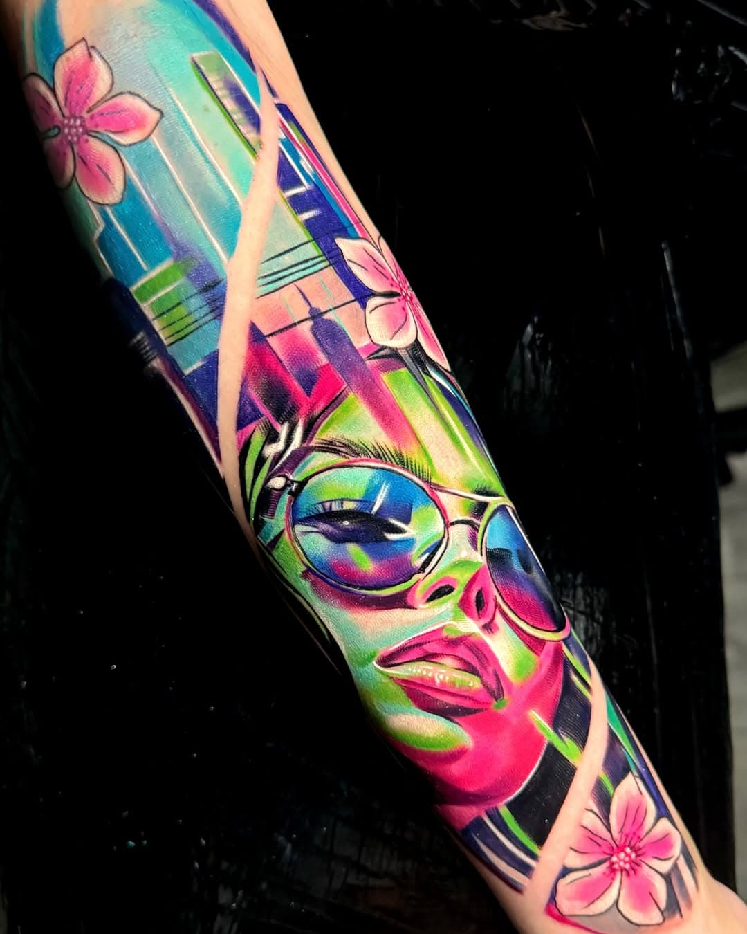 Fun neons…. DM for bookings 🇬🇧 🇺🇸 
.
.
.
#thebesttattooartist  #neontattoo #ink #colortattoos #ladyfacetattoo #txttoo #videotattoo #surrealtattoo #thebesttattooartists #abstracttattoo #rakhee_shah  #radtattoos  #abstractart #colorportrait #besttattoos #londontattoo #londontattoos