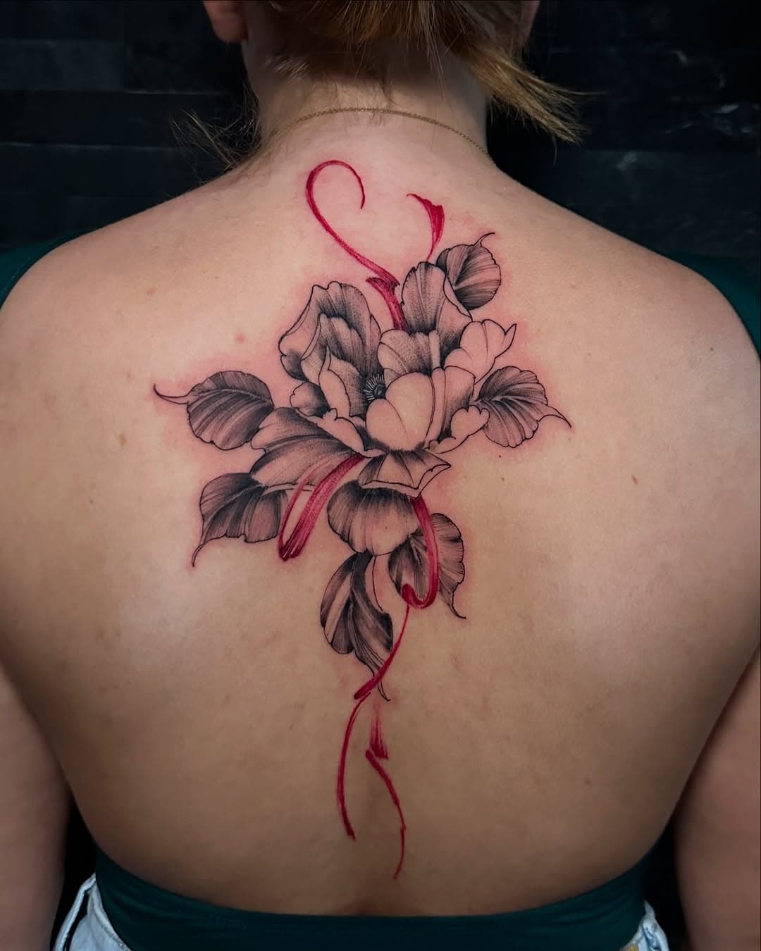 Eleganz trifft auf Ausdruck! 🌺🔴 

Dieses atemberaubende Rücken-Tattoo mit floralen Motiven und roten Details erzählt eine ganz eigene Geschichte.🔮
Feine Linien, kräftige Kontraste – pure Kunst auf der Haut! 💀🔥 

Sichere dir jetzt deinen Termin für dein persönliches Meisterwerk! 🖤✨

📍 Ringstraße 18, 69168 Wiesloch  
📱 01521 / 0917660  

________________

#tattoostudio #tattooshop #tattoo #tattoodeutschland #tattooart #tattooideas #tattooidea #tattooidee #tattooideen #besttattoo #FloralTattoo #TattooLovers #backtattoo