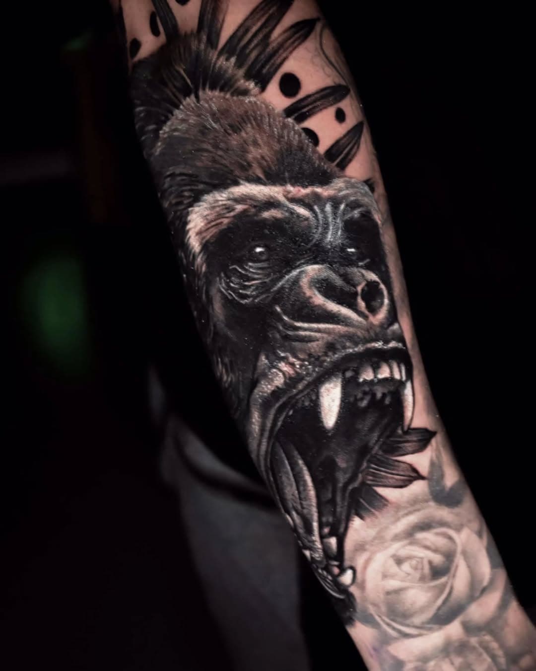 Fearless focus, flawless detail - Inked by Andy ✨️🦍

#degenerateart #tattoorugeley #blackandgreytattoo #gorillatattoo #tattoobirmingham #tattooartist #besttattoos