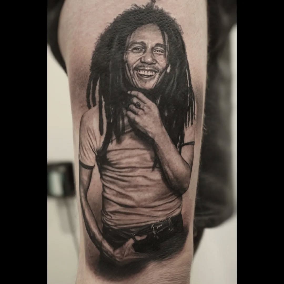 "Don't let them fool ya, or even try to school ya."
Bob Marley portrait. Done for @davemaguire23 .
.
.
.
.
.

.
.
.
#bobmarley #portraittattoo