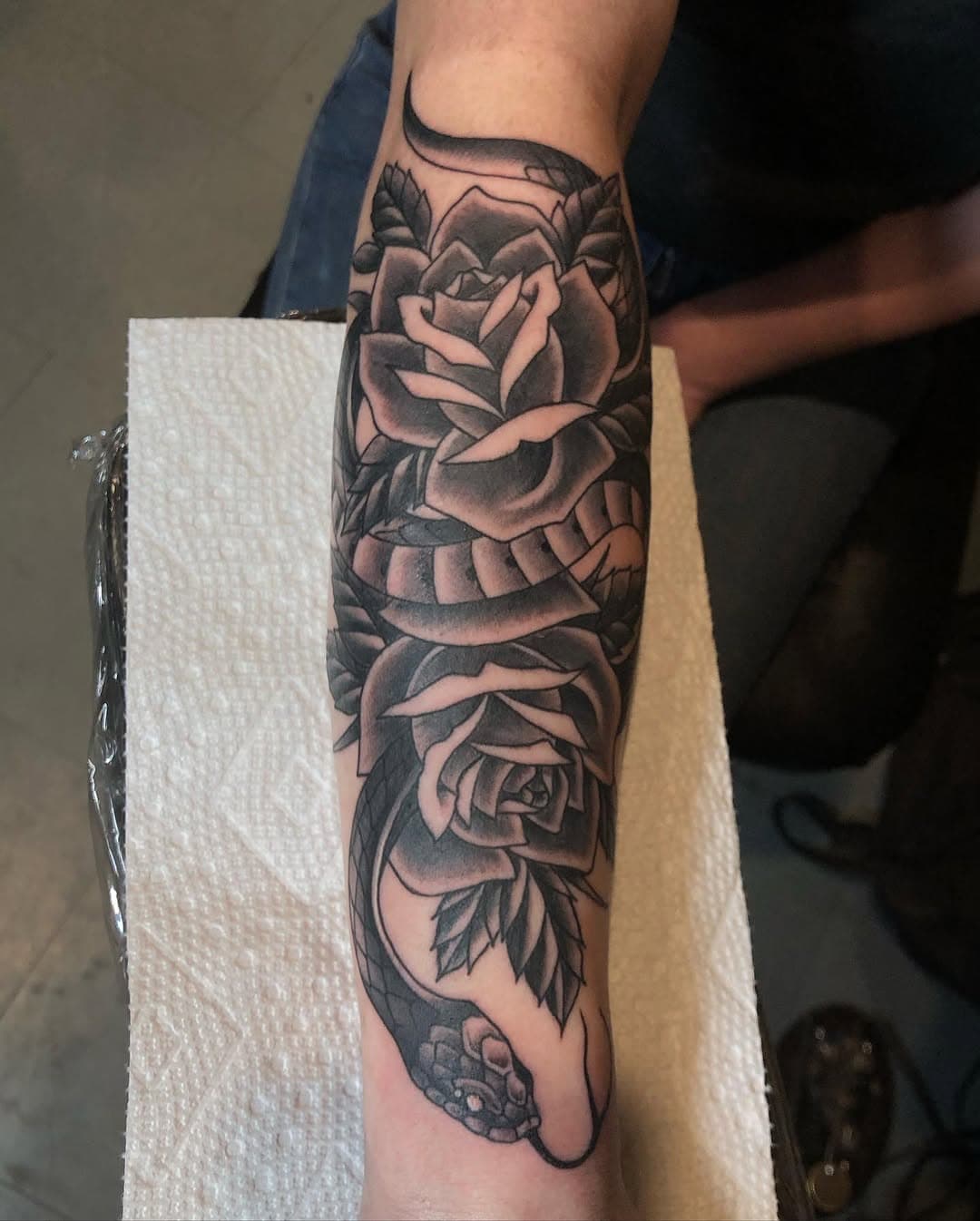 Snake and roses, a classic 🌹🐍🌹
- @iron.leech 
-
-
-
-
-
-
#oneontatattoo #oneontatattoos #upstatenytattoos #oneontatattooculture #upstatenytattoo #oculovisitantgallerytattoos #oneontany #albanytattoo #binghamtontattoo #uticatattoo #norwichnytattoo #delhinytattoo #cooperstownny #ithacatattoo #centralnytattoo #cnytattoo #handofglorytattoo #newyorktattoos #hartwickcollege #sunyoneonta