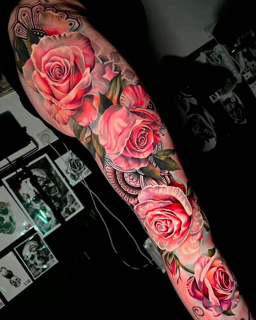 🌹 Roses ⚜️ Ornamental 

Adding more to this leg piece! Top two roses are healed, bottom two roses & some ornamental parts are fresh! Love doing roses 🌹 If you’re interested to get any rose work from me this year then hit me up!