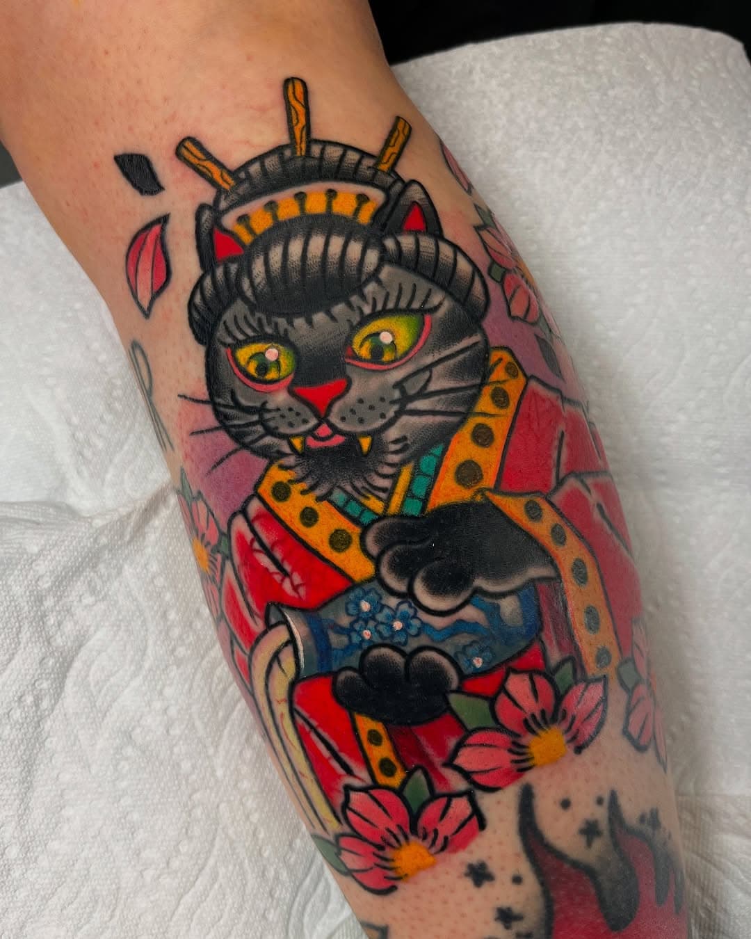 Karine m’a demandé de lui faire sa chatte Saké en geisha. Merci pour ta confiance depuis 8ans ! 

Fait au @vilainstattoo 
⚡️Rdv/Questions DM ou lavaguetattoo@gmail.com 

#tattoo #tattoos #colortattoos #traditionaltattoo #montreal #montrealtattooartist #vegantattoos #vgnink #mtltattooartist #mtl #inkeezecbd #inkeeze #eikondevice #montrealtattooshops #vilainsclub #cat #cattattoo #neotradstyle #cattattoo #animaltattoo #japanessetattoo