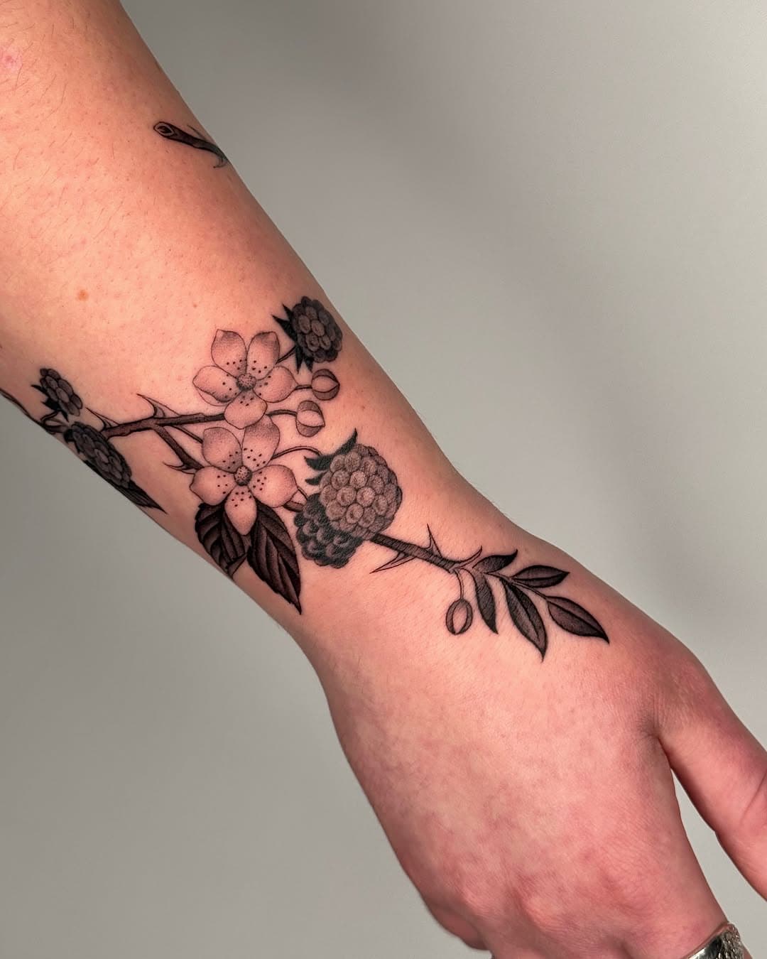 Wrapping berry branch by @lorindevine 

#portland #portlandtattoo #portlandtattoos #pdxtattooers #blackberrytattoo