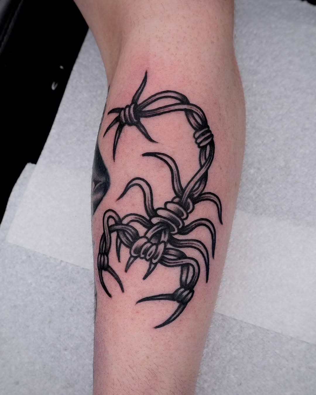 Barbed wire scorpion tattooed by @fouldstattoo 🦂
•
•
•
📨 DM for enquiries & appointments
🐝 Sponsored by @butterluxe_uk
•
•
•
#scorpiontattoo #traditionaltattooer #traditionaltattoos #oldschooltattoos #tradtattoos #uktattoo #oldtimetattoo #isleofwight
