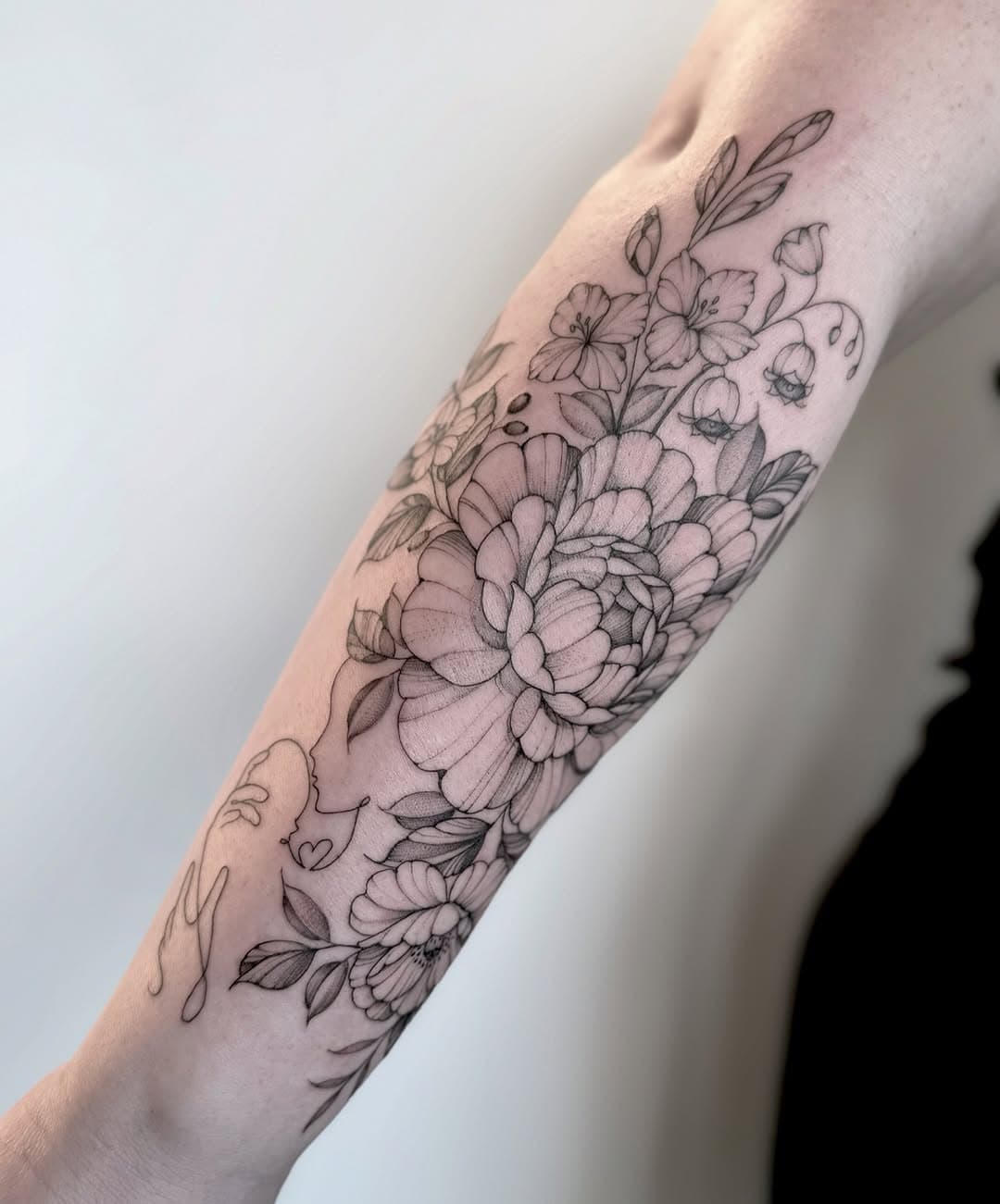 These motherhood tattoos hit different after becoming a Mom 🥹

#sandiegotattoo #sandiegotattooartist #sdtattooartist #sandiegotattooshop #vesseltattoo #finelinetattoo #motherhoodtattoo #momtattoo #motherhood #fineline #californiatattooartist #maternity #maternal #tattooartist