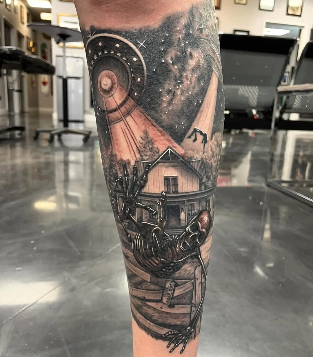 The depth and detail in this UFO abduction scene that @hazzardtattoos recently tattooed is out of this world! Contact the shop directly by phone: (480) 621-8818 or email: info@saltandlighttattoo.com to schedule a free consultation! 
#saltandlighttattoo #staysalty #saltandlighttattoosupply #chandler #arizona #az #arizonatattooartists #aztattooer #tattoo #tattoos #blackandgreytattoo #ufotattoo #skeletontattoo