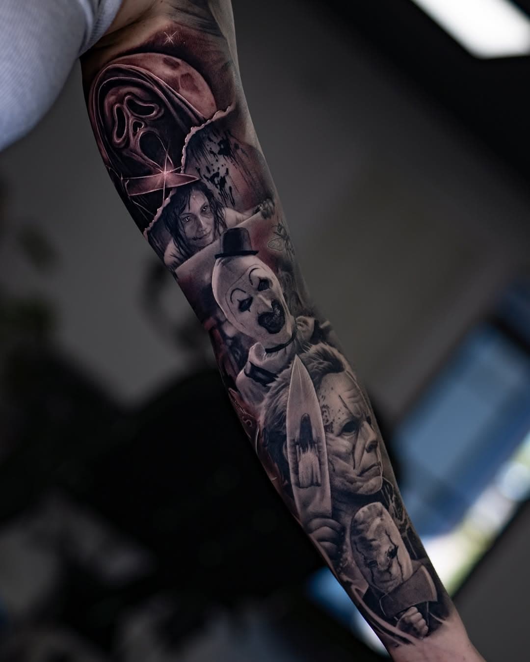 One of my recent work. We’re finally done with this horror sleeve! 😭 

#halloween #arttheclown #evildeadrise #halloweentattoo #scream #ghostface #thestrangers