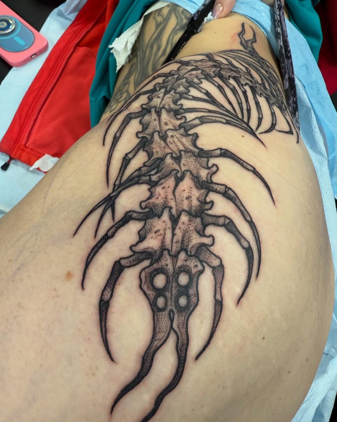 I love centipedes specially being able to tattoo them. But they do also scare the hell out of me  Thanks @whitneyyywhooo  This guy was a lot of fun. 

#hellorhighwatertattoo #michigantattooartist #michigantattooers #dotwork #centipede #blackworktattoos #blackworktattooing #stippletattoos #bugs #creepy #spookyart  #mittenmadetattoos #niles