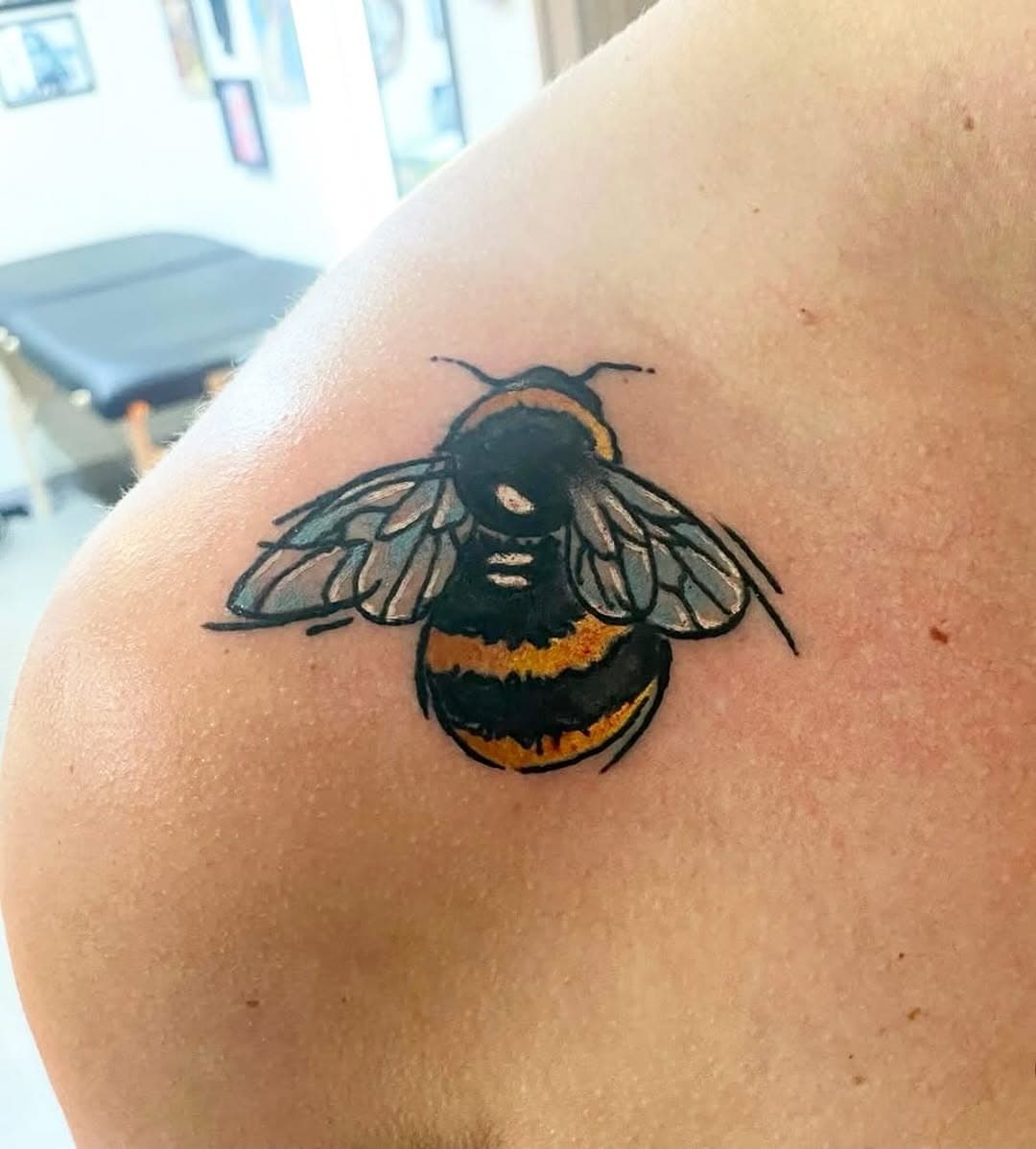 Lil bumblebee action 🐝 for your Tuesday! 
•
•
•
@kutthroat_33 #tattooartist #tattoos #tattoo #artist #bumblebee #bee #norman #oklahoma #ok #ou #nompton #art #ink #beetattoo #savethebees #wutang #bumble