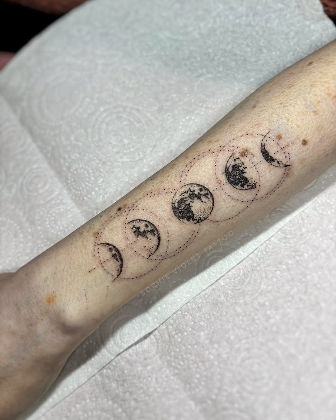 🌝 Give me more moons 🌝 moon cycles are one of my absolute FAVOURITE things to tattoo EVER! Thank you to Nicola for asking me to do these lil guys, and trusting me with the geometric addition! 💖
•
•
•
#moontattoo #mooncycle #finelinetattoos #liverpooltattoo #manchestertattoo #dotworktattoo #dotwork #tattoosofinstagram #finelinetattooartist #geometry #geometrictattoo #delicate #minimalism