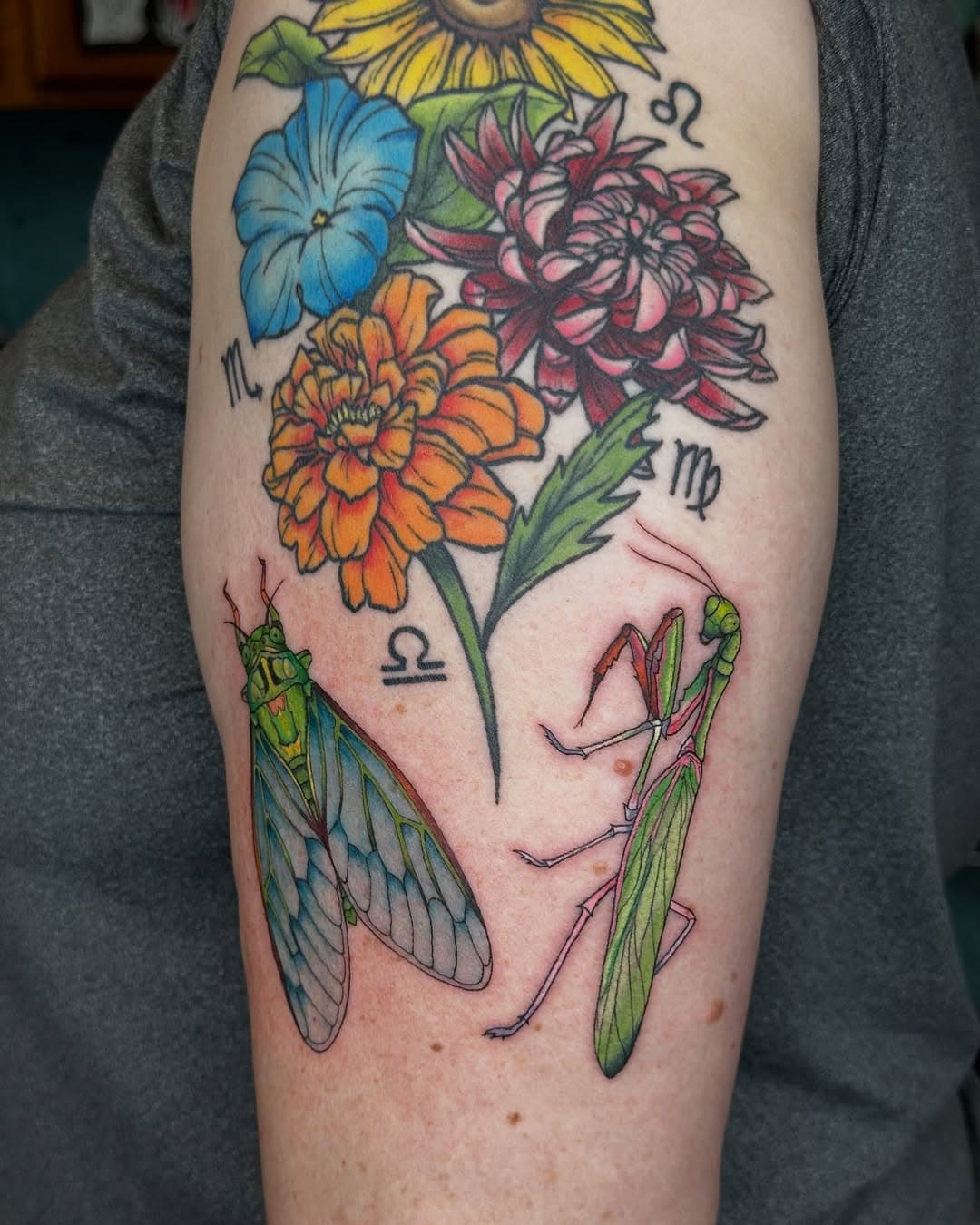 Some fresh buggies and healed flowers for Sharon! Thank you lady 🖤 so nice to see you! 

Done @spellbound_tattoos 
Using @crybabytattooproducts stencil bond
  @eternalink for those buggy colors
  @worldfamousink outlining ink
  @inkeeze pink glide
  @dragonhawkofficial mast fold pro ⚡️

#customtattoo #cicada #preyingmantis #neotrad #neotraditional #bugs #bugtattoo #colortattoo #coloradotattoo #coloradotattooartist #pueblotattoo #pueblotattooartist #nowbooking #spellboundtattoo
