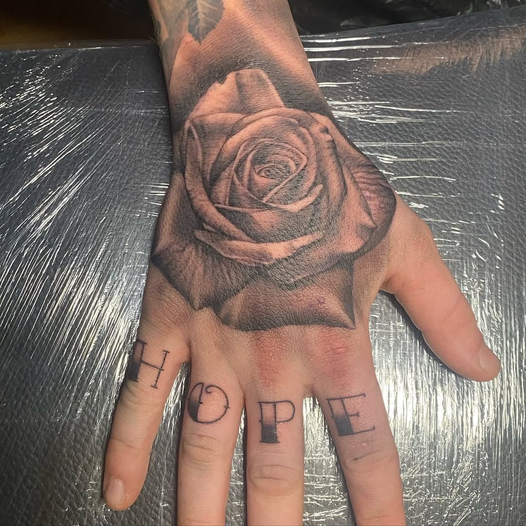 Done today
#fkiron #fluxmax #stencilstuff #kwadronneedles #blackandgrey #blackandgreytattoo #blackandgreyrealism #blackandgreytattoos #believa #quaelixtattoo #tattoo #tattoos #tattooed #rose #rosetattoo #handtattoo