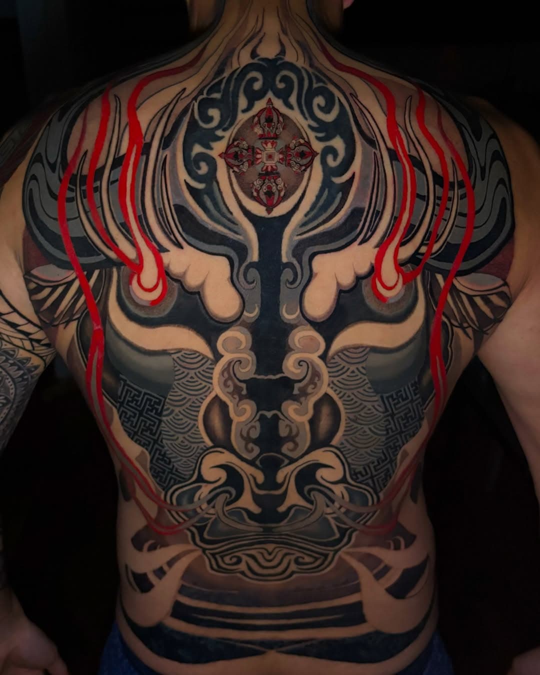 Another large-scale tattoo is complete(cover -up)! I truly admire this muscular guy’s determination—he came in three consecutive days each week without ever complaining about the pain. The entire process took a month and 16 sessions to finish. Although it might seem done now, I actually feel it’s only about 90% complete—large-scale pieces tend to evolve as I get to know my clients better, and my design and ideas are always in flux. I’m looking forward to having more opportunities in the future to fine-tune and add details, and I eagerly anticipate the day when the tattoo is truly perfect!

#tattoo #backtattoo #bodysuit #inkedman #maletattoo #tattooartist #northyorktattoo #coveruptattoo #torontotattoo #ontario #canada #oriental #orientaltattoo #japanesetattoo#chinesetattoo