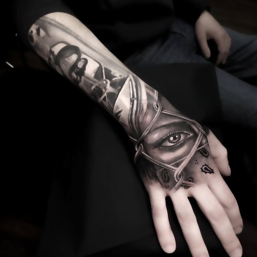 Another one for the books! Loved working on this piece 🖤 clean lines, smooth shading, and a happy client. @n1ls3.12 What do you think?

Made with @acus_tattoomachines @jconly_official 

Booking
www.rolo-ink.de 

#TattooLife #FreshInk #realismtattoo #handtattoos #gangster #tinograetz #roloink #eisenach #eisenachtattoo #erfurttattoo #erfurt #realismotattoo #realismtattoos #blackandgreyrealism #blackandgreytattoo #blackandgreyink #blackandgreyhandtattoo #realismhandtattoo