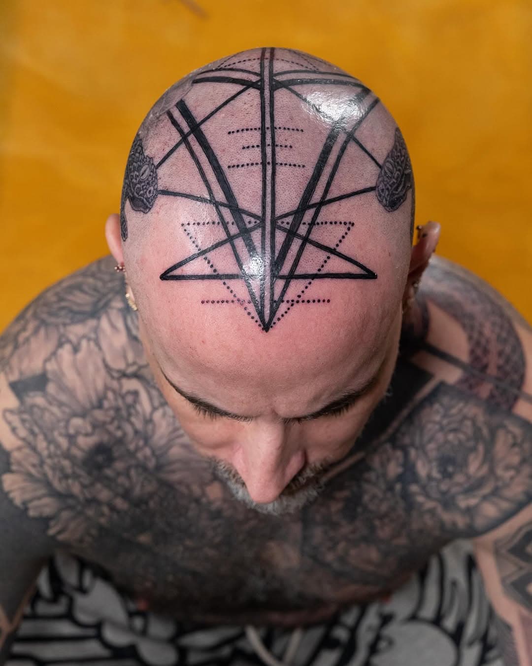 Views from my very dear @uglypuppet ‘s head sigil! Long time coming, discussing, strategising. Many symbols contained in this motif, both in its form but in its very presence, position too. More flowers to come on the head too! 💌 mxmttt@sangbleu.tattoo
#sigiltattoo #geometrictattoo #tttism #tttist #blkttt Tattoo #TattooArt #TattooIdeas #Ink #TattooLover #TattooArtist #headtattoo #BlackAndGreyTattoo #BGTattoo #Irezumi #FineLineTattoo #NYCTattoos #LondonTattoo #LAtattoo #fullbodytattoo
