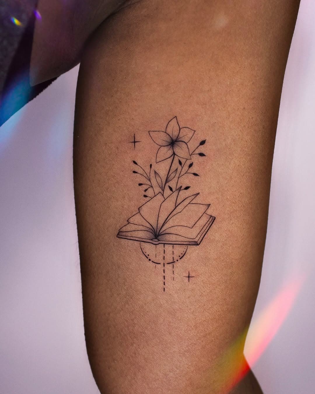 Second tattoo for my gorgeous Mia 📖🌸

Done at @auraninetyfour 🤍
