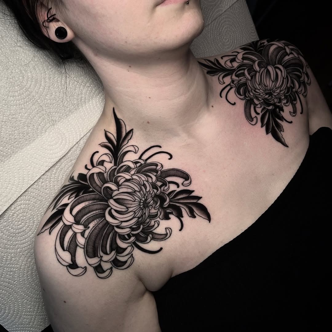 Dark Chrysanthemums from today 🌺 

Made using @whitfieldstattooco and @killerinktattoo supplies 

#chesttattoo #chrysanthemumtattoo #blackwork #dotworktattoos #floraltattoo #botanicaltattoo