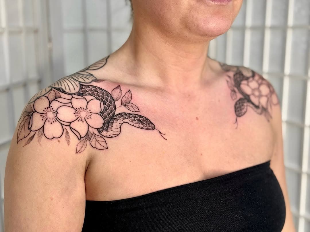 I have LOVED every second of creating these snakes today!!! Thank you so much @lauren_spooner_ 🐍🌷🌿🩷 I adored these and am so pleased with how they have come out… more snakes please people! 😁 diary opens 21st March 😚

Sponsored by @butterluxe_uk @getink.app @wbjtattoo 

#tattoo #tattoos #snaketattoo #blackworktattoo #essextatoo #londontattoo #chesttattoo #lineworktattoo #floraltattoo #uktattooist #essextattooist #customtattoos #dotworktattoo