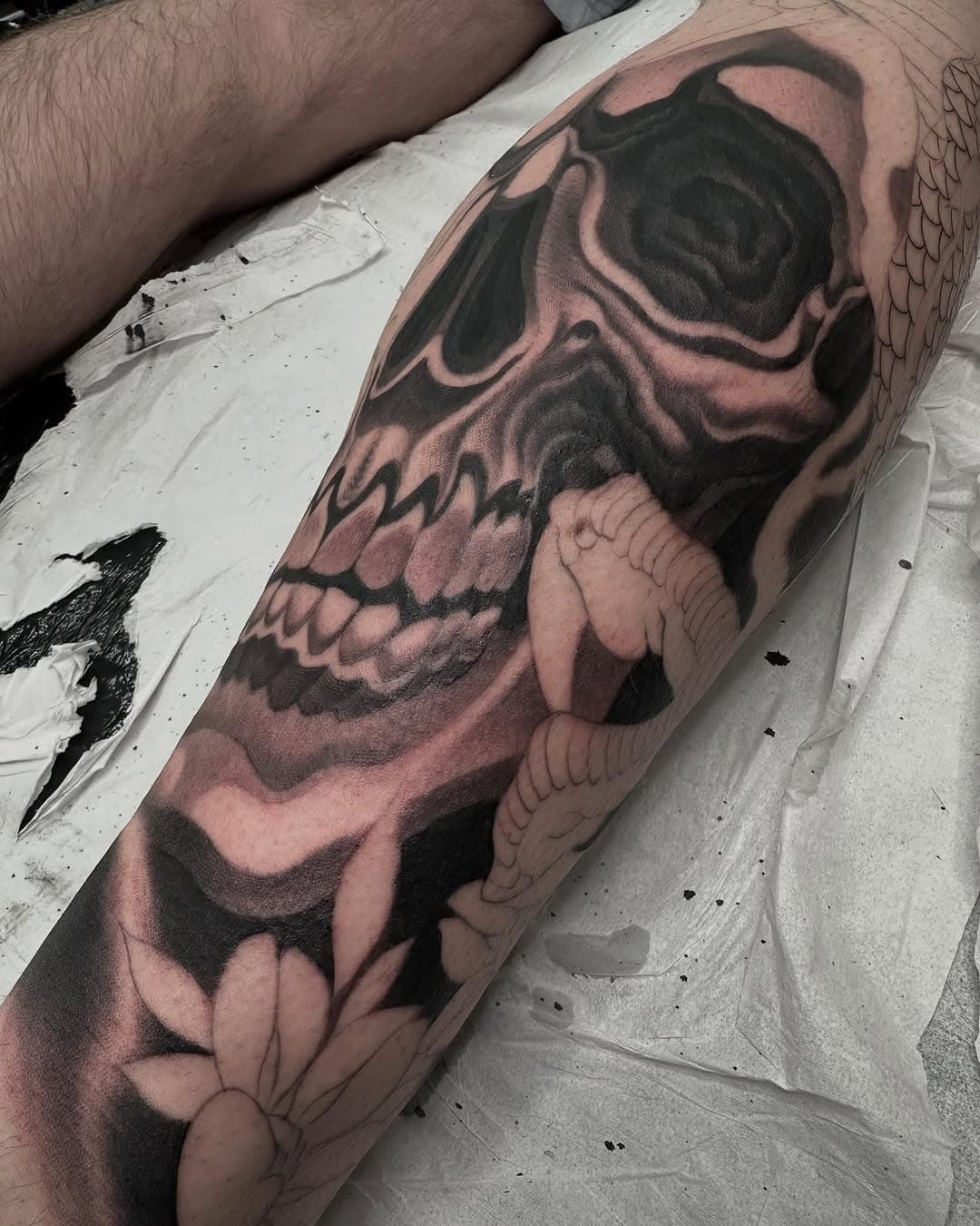 First proper session of shading @brandon_fugl ‘s leg sleeve

#skull #skulltattoo #blackandgreytattoos #sleevetattoo #uktattooartist #essextattoo