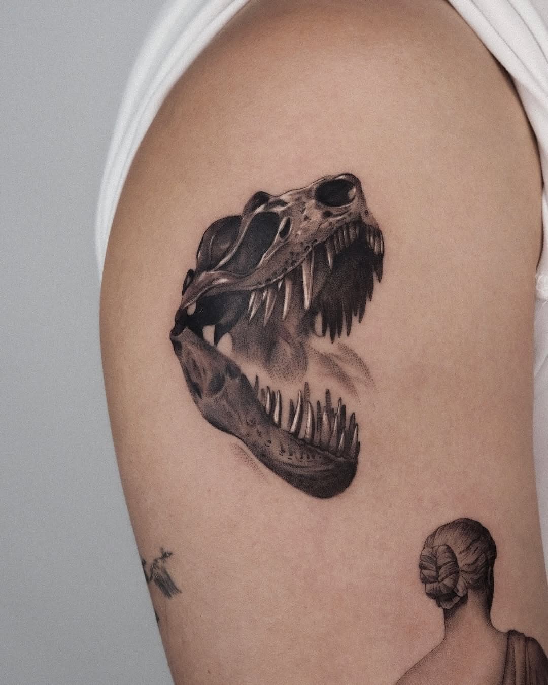 T-rex skull 🦖 
.
#londontattoo #londontattooartist #microrealismtattoo #microrealism #finelinetattoo #fineline #trextattoo #dinosaurtattoo