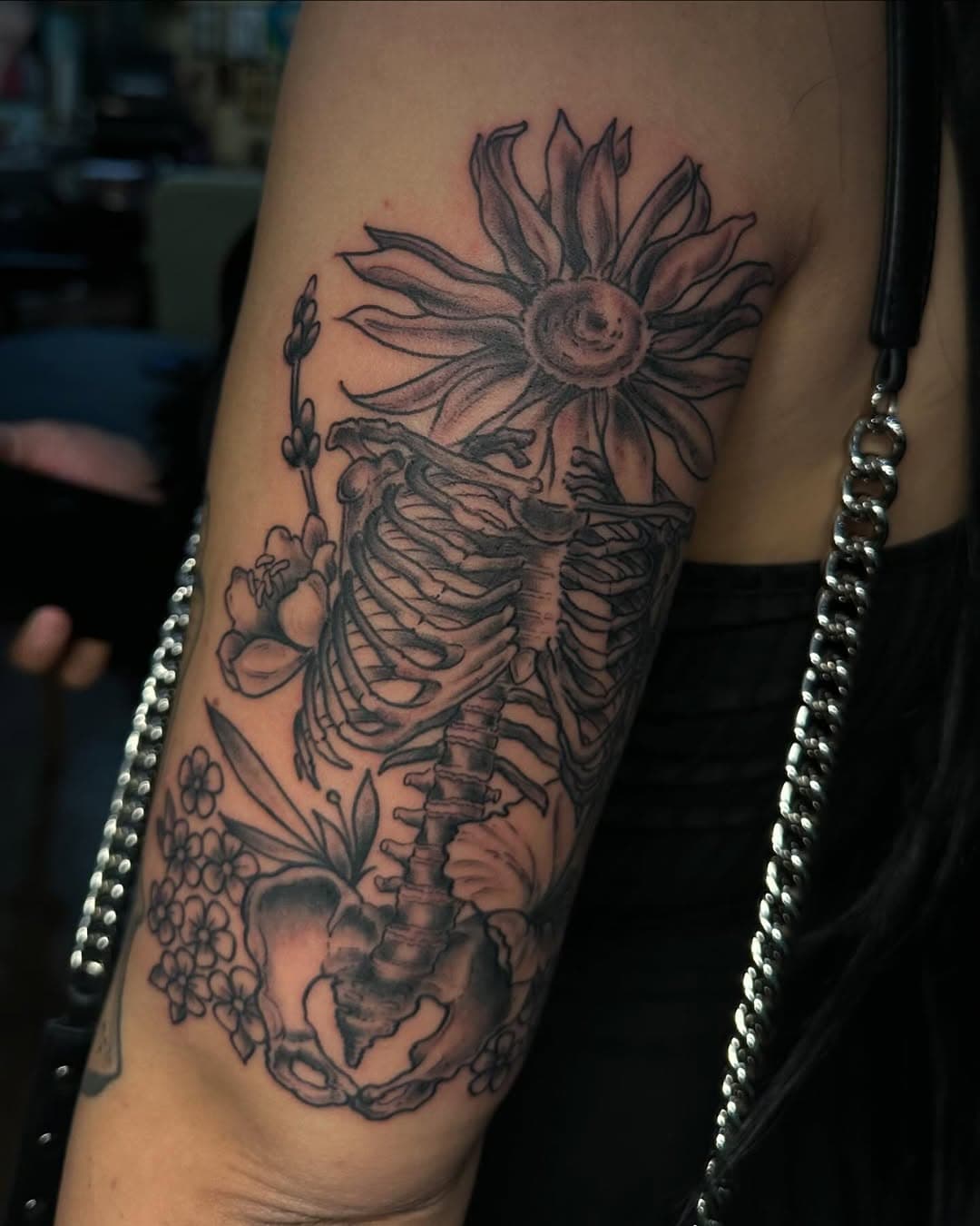 Beautiful Decay, we all return to the Earth in the End💀 
Thank you Reyna for collecting another cool piece from me and always giving me free rein to create something unique for you. I look forward to the next one!
•••-
Come find me hangin’ out @ColossusTattoo Tuesdays-Saturdays in Downtown Tempe. Always have time for Walk-ins and Appointments!
•
If you’d like to book, message me here on ig, or shoot me an email to W.Spriggstattoo@gmail.com with your inquiries. 

#Tattoo #BlackAndGreyTattoo #SkeletonTattoo #FloralTattoo #AZTattooer #TempeTattooer #PhoenixTattooer #Tempe #ASU