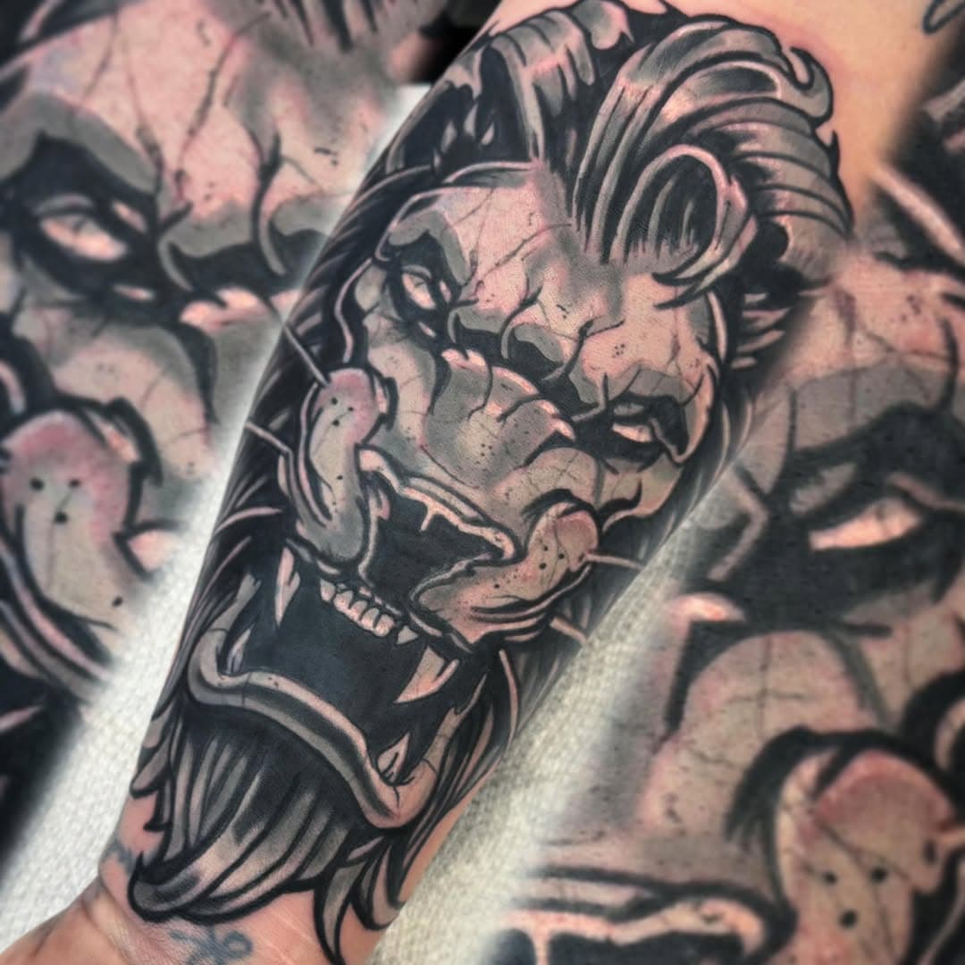 Big coverup today!
#lion #liontattoo #coveruptatoo #blackandgreytattoo #leone