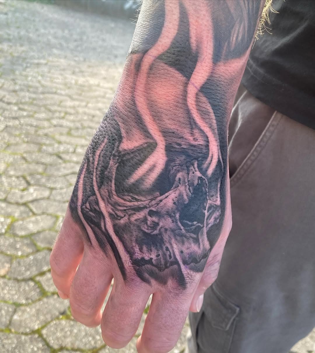Skully
#fkiron #fluxmax #stencilstuff #kwadronneedles #blackandgrey #blackandgreytattoo #blackandgreyrealism #blackandgreytattoos #believa #quaelixtattoo #tattoo #tattoos #tattooed #skull #skulls #skulltattoo #skullart #handtattoo