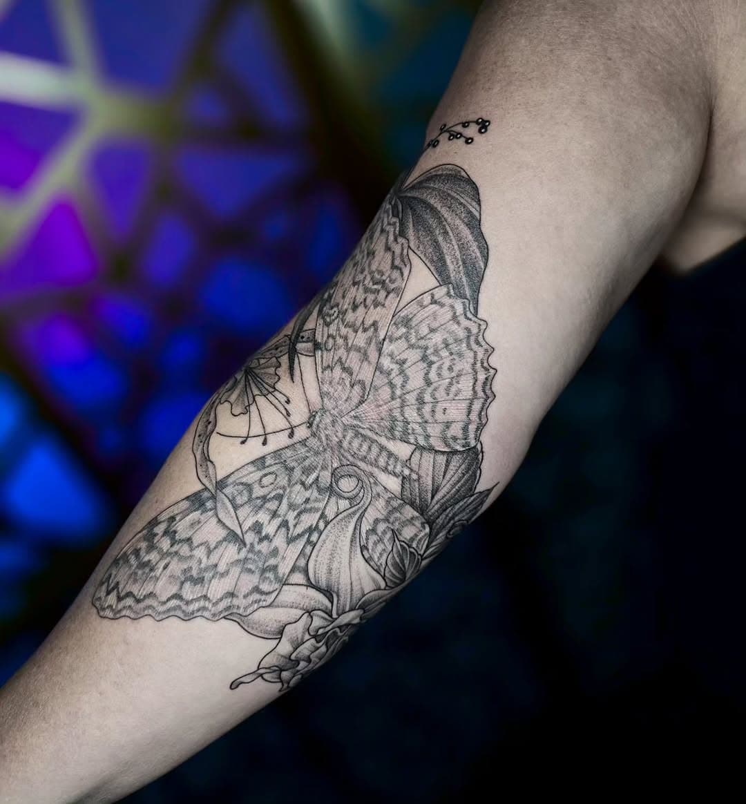 ✨🌙 In some South American cultures it is believed that the White Witch Moth is a messenger of the underworld 💀, carrying the souls of the dead on its large wings into the underworld. 🌙✨
.
.
#tattooartist #mothtattoo #dotworktattoo #blackworktattoo #finelinetattoo #delicatetattoo #uniquetattoos #tahoeartist #witchytattoo #magicaltattoo #inspiredbynature