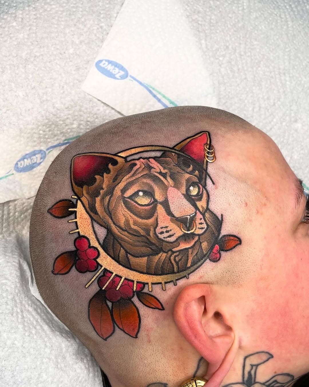 Cat on Jessicas head. Thanks a lot. Great to see you again…

@neotraditionaltattooers @neotraditionaleurope @neotraditionalworldwide
@tattoosnob @feelfarbig 
@emalla.official 
@balmtattoogermany
#emallaofficial #emallacartridges #tattoosnob #neotradeu #neotradworldwide #neotrad #tradtattoos #neotraditional #neotraditionaltattooers #neotradsub #konstantintattoos #germantattooers #thenewtraditionalistseurope #colortattoo #spektraegdex #fkirons  #TAOT #verlorenejungstaetowierungen #feelfarbig #neotraditionalgermany #neotradger #cattattoo