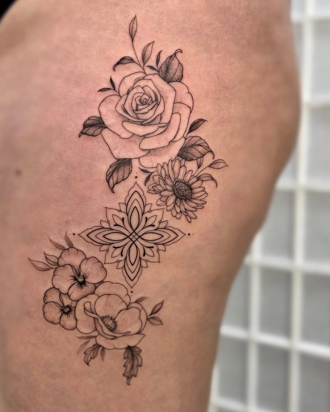 A delicate personal piece for lovely Lyndsey last week, for her first tattoo 🌹🌷💐🌸 Always feel so grateful for people trusting me with their first ever pieces! Love how dainty this piece is and always a fan of mixing ornamental with floral 🥰 

Sponsored by @butterluxe_uk @getink.app @wbjtattoo 💛 

#tattoo #tattoos #femaletattooist #blackworktattoos #finelinetattooartist #essextattoo #floraltattoo #customtattoos #blackworktattoo #londontattoos #uktattoos #uktta #uktattooist