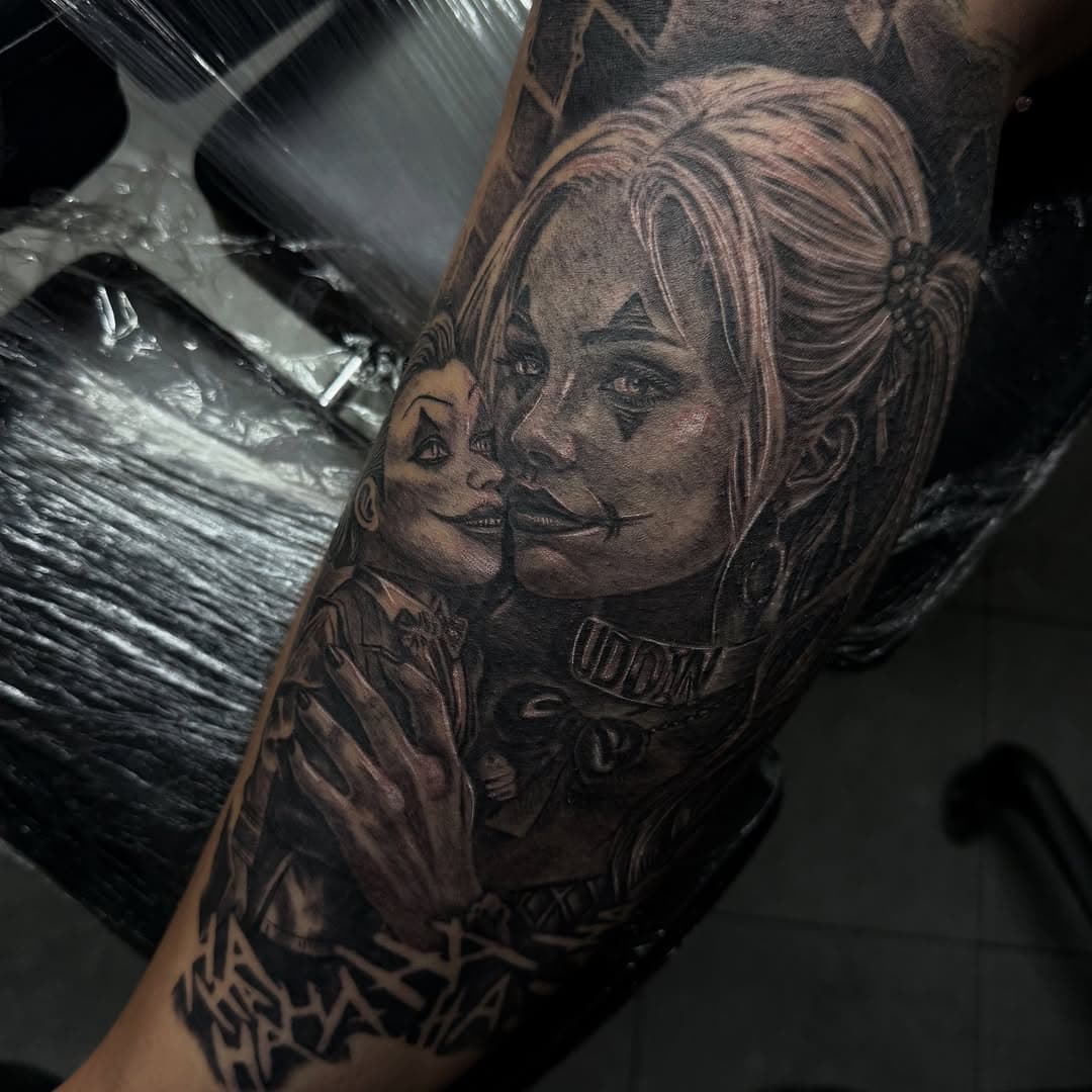 Ai harley with joker doll for @nic_inkbonez 💪💪
He doesn’t want famous people faces so we chose this and enjoyed it loads cheers bro 
@yayofamilia 🙏
#batman #batmantattoo #harleyquinn #harleyquinntattoos