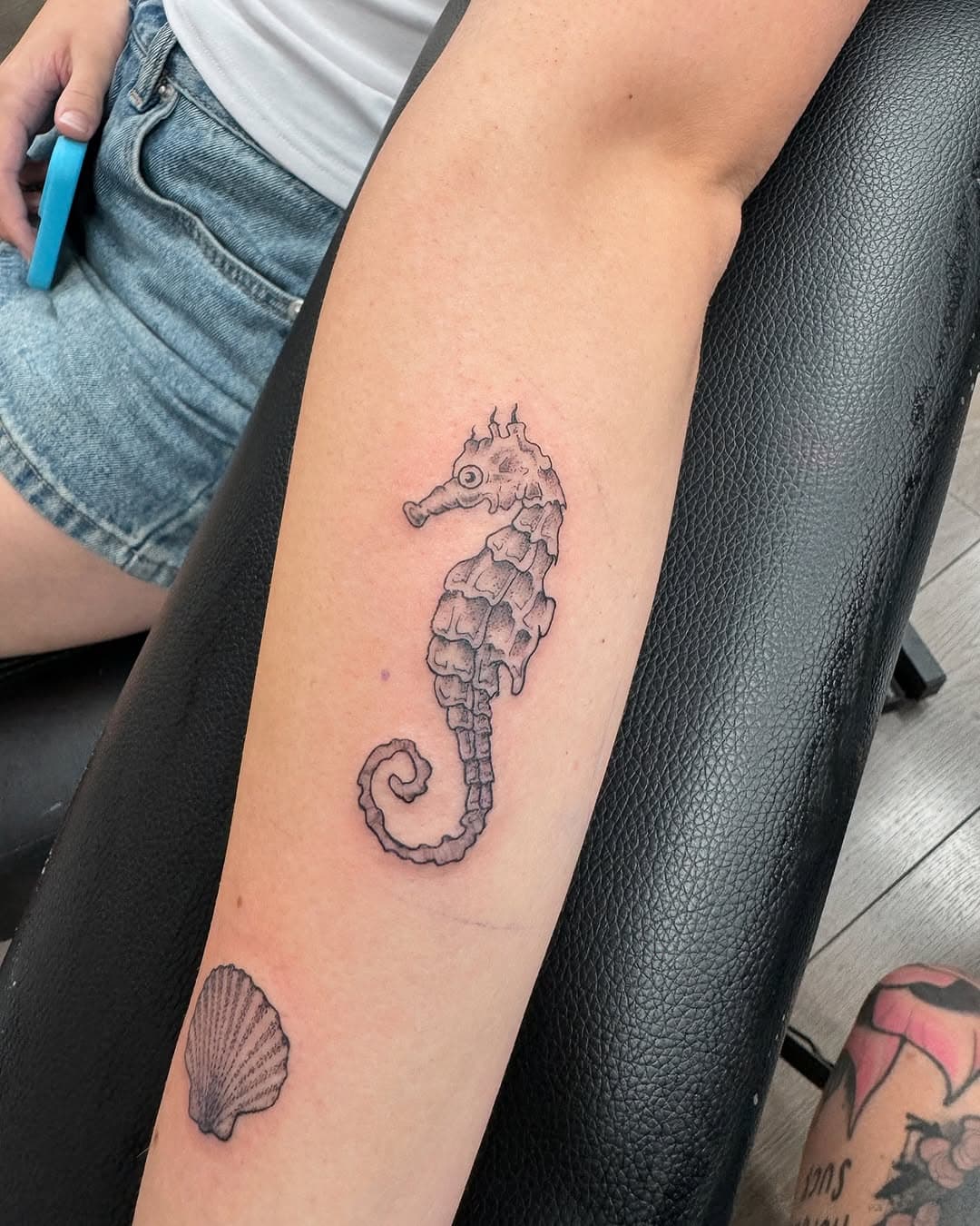 Cute under the sea fine line and Dotwork tattoos by @libbyguytattoos 
#seahorsetattoo #shelltattoo #finelinetattoo #dotworktattoo 

WALK INS and appointments 7 days a week
12pm-LATE
☎️ 92 11 37 61
📧 illustratedman@bigpond.com
📍Surry Hills, Sydney