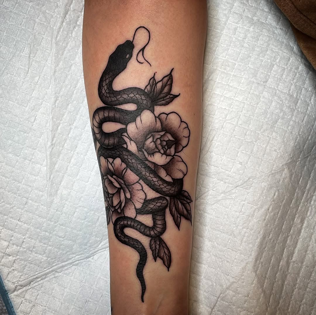 A beautiful snake and peonies for Liz! It is always a pleasure to hang and tattoo you @itshetani 🙏🙌