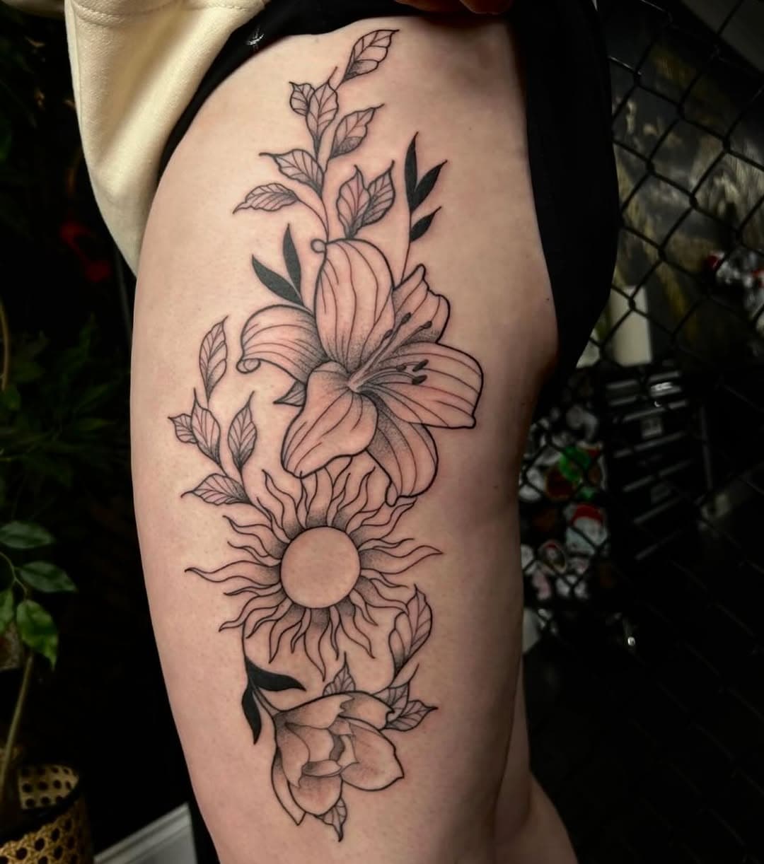 FLOWERS & SUN 

☀️ 🌷 🌺 

#legtattoos #flowertattoo #floraltattoos #tattooartist #tattoos #tattooflash #tattooidea #uktattoo #lineworktattoos