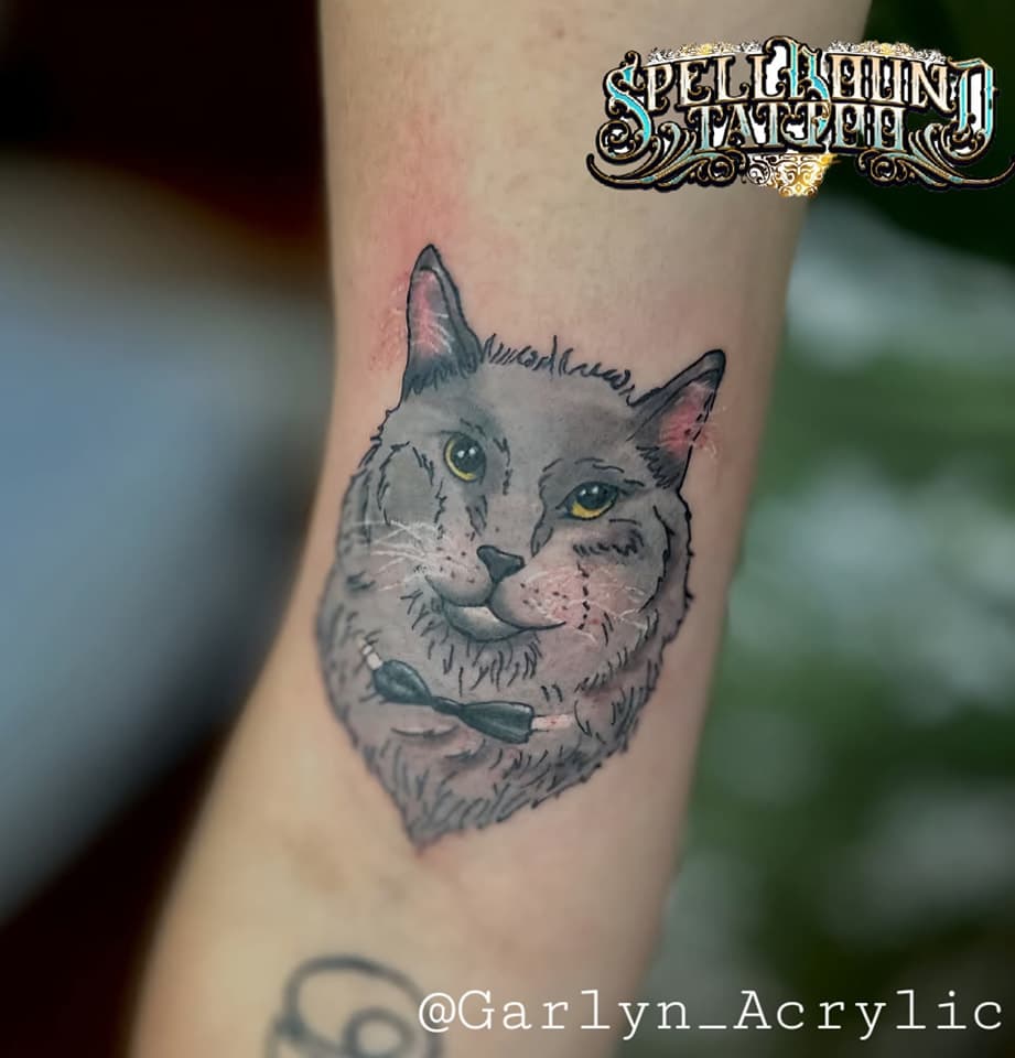 Check out this adorable little cat tattoo done by Garlyn! Her books are open for custom pieces! Shoot her a message @garlyn_acrylic to get in!

#nowbooking #pueblotattooartist #coloradotattooartist #catportraittattoo #spellboundtattoos
