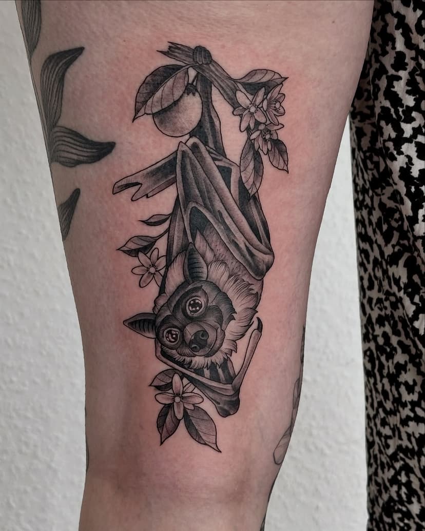 Ein Flughund für die liebe Anja! 
Wieder einmal vielen Dank für die vielen tollen Ideen, die du jedes Mal aufs Neue mitbringst 🫶

#flughund #flughundtattoo #flyingfox #flyingfoxtattoo #reutlingen #tübingen #stuttgart