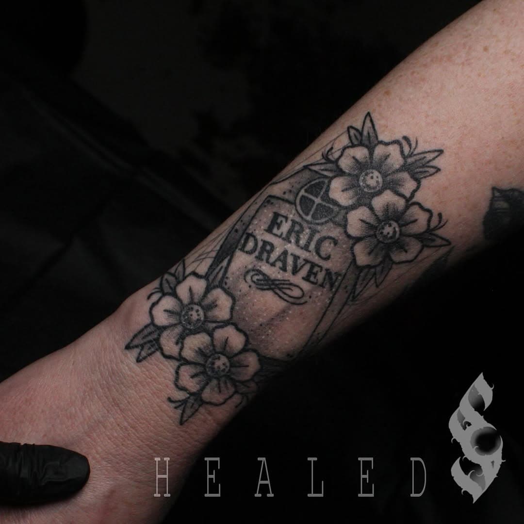 🪦 H E A L E D 🪦 #thecrow #ericdraven #movietattoo #blackandgreytattoo #armtattoo #healedtattoo #allegoryblak #electrumstencilprimer #kingpintattoosupply #nashvilletattooartist #nashvilletattooshop #icontattooandbodypiercing #icontattoonashville #icontattoo