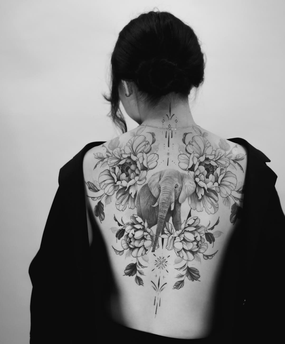 Adored creating this back piece for @tattoo.by.dara - thank you so much! I loveeeee blending realism styles with floral & ornamental. 🐘🐘♥♥♥ DM me if you’d be interested in doing something similar :)
.
.
#ornamentaltattoo #elephanttattoo #elephanttattoos #backpiece #backtattoo #fullbacktattoo #finelinetattoos #finelinetattoo #womensbacktattoo #womensbacktattoos #backtattoos