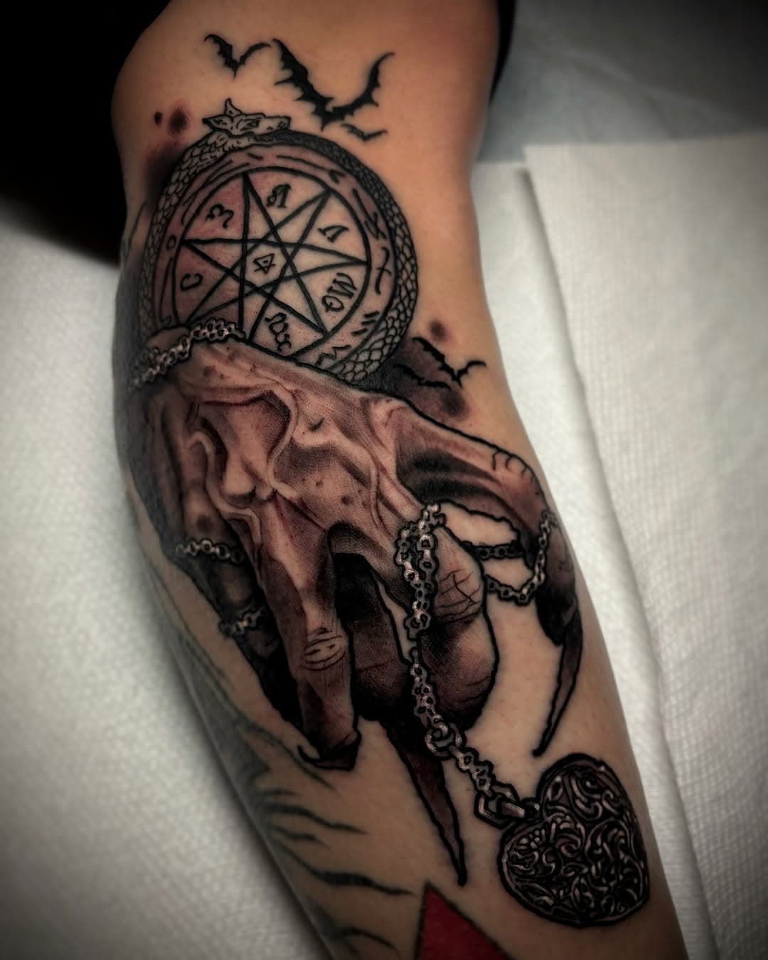“You wakened me from an eternity of darkness.”
.
.
.
.
#tattoo#tattoos#grimtattoo#jeffsaunders#tattooart#tattoosnob#tattooworkers#philly#phillytattoo#eastcoast#freshlyinked#inklife#skinartmag#inkedmag#eternalink#bishoprotary#nosferatu#vampire#black#blackandgrey#blackwork