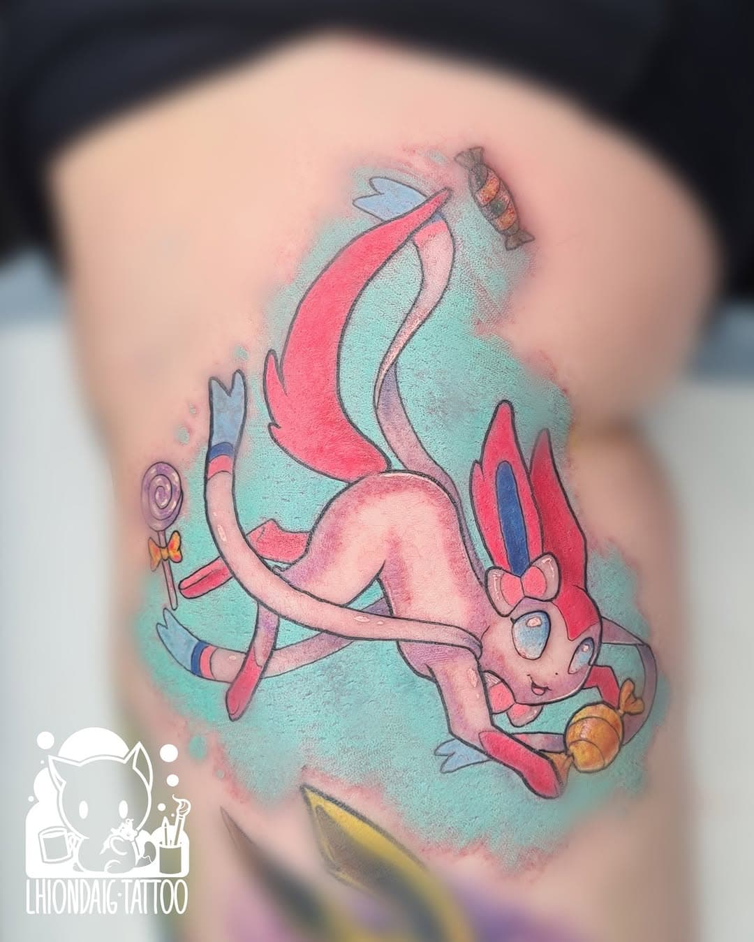 Mit Tattoofotos häng ich echt hinterher 😳
Dieses Bein hier ist den Evoli Entwicklungen versprochen 😉 Blitzara, Flamara und Aquana hatte sich die Kundin über die Zeit von meinen Wannado geholt. Feelinara kam jetzt an die Stelle angepasst dazu und die anderen werden sich so nach und nach auf dem Bein einfinden 😊
Für die Pokemon Fans unter euch, was ist eure liebste Entwicklung und Wieso?
Hab zwar selber nicht viel mit Pokemon am Hut, weil einfach schon zu alt dafür war damals- aber ein paar davon find ich einfach zuckersüss.

#tattoo #pokemon #feelinara #kindheitserinnerung #popkultur #comictattoo #farbtattoo #erinnerung #fandom #evoli