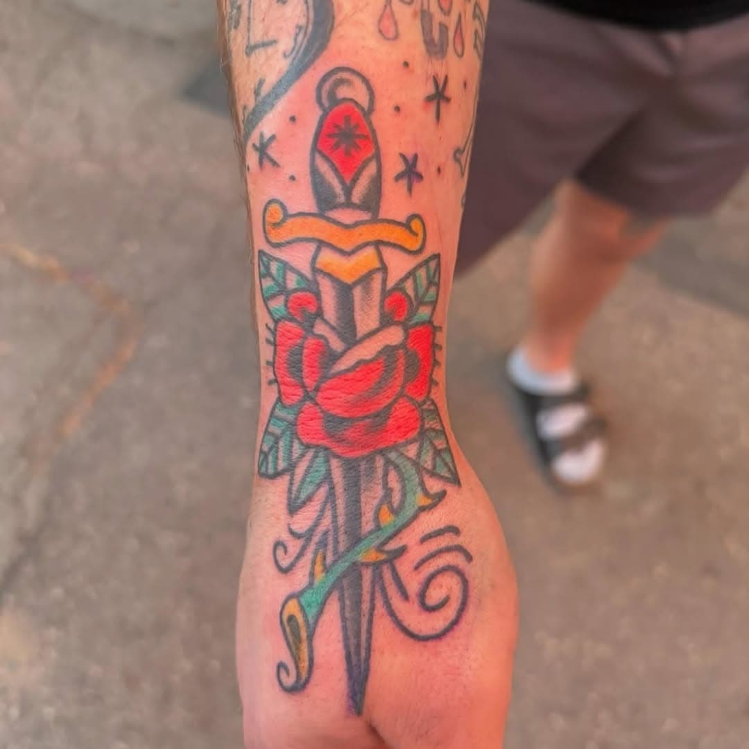 Incredible work by @ajk_tattoo_ 🙌
Love the placement going down the wrist onto the hand!
.
.
.

.
.
.
.
#fortcollins #foco #fortcollinstattoo #coloradotattoo #coloradostateuniversity #csurams #fortcollinstattooartist #fortcollinscolorado #lovelandcolorado #handtattoo