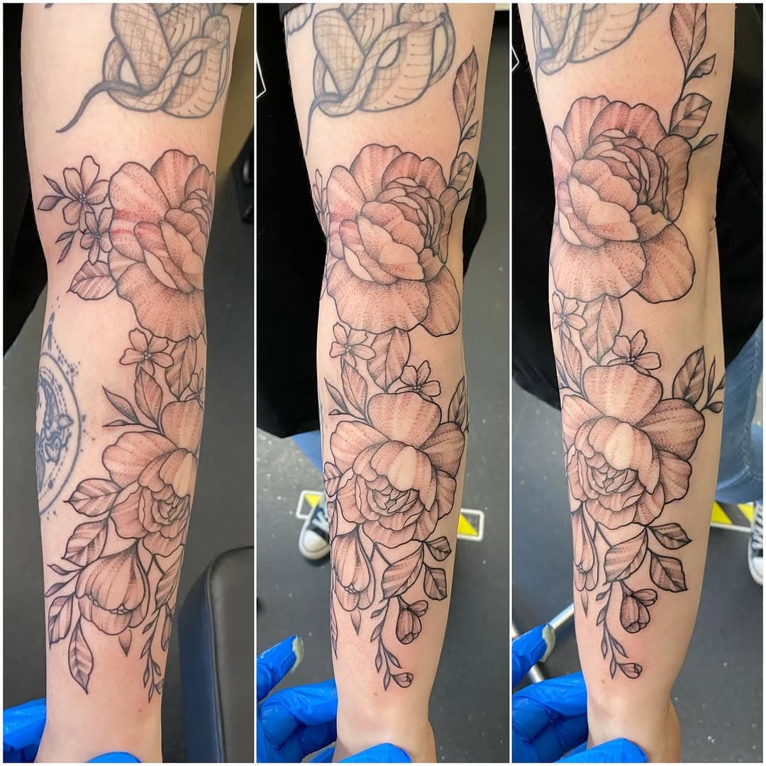 Peonies done by @ginger_dale_91! 

For booking inquires DM us, email us on info@sevensinstattoo.com or call the studio on 01293775385!
•
•
•
•
•
•
•
#sevensinstattoo #sevensinstattoouk #sevensinstattoohorley #sevensins #sevensinshorley #horley #surrey #horleytattoo #surreytattoo  #surreytattooartist #blackandgreytattoo #flowertattoo #peonytattoo #peoniestattoo #halfsleevetattoo #finelinetattoo #whipshading #sickwhips #tattooideas #tattooinspiration #tattooinspo