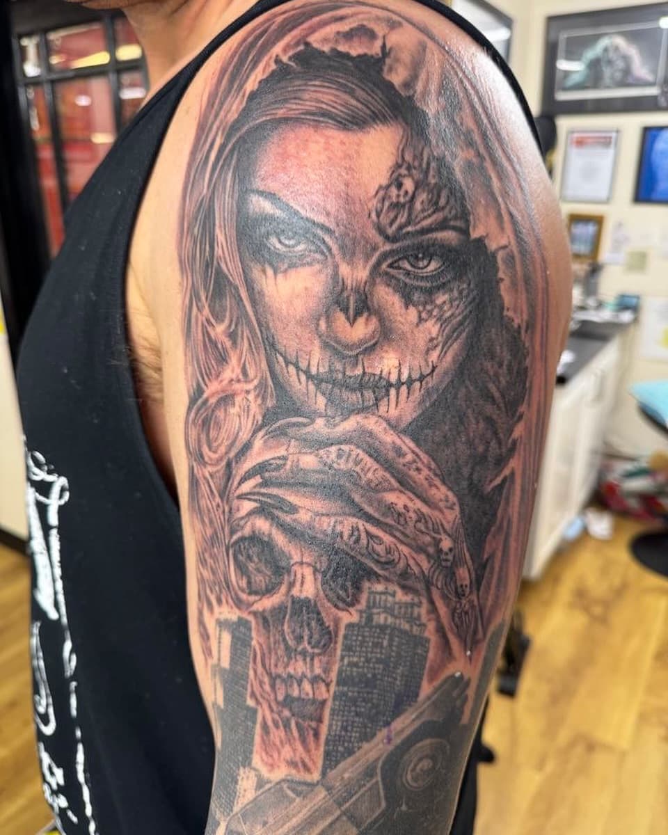 Skull girl design done by Chic!

For booking inquires DM us, email us on info@sevensinstattoo.com or call the studio on 01293775385!
•
•
•
•
•
•
•
#sevensinstattoo #sevensinstattoouk #sevensinstattoohorley #sevensins #sevensinshorley #horley #surrey #horleytattoo #surreytattoo  #surreytattooartist #blackandgreytattoo #blackandgreyrealism #portraittattoo #femaleportrait #dayofthedeadgirl #skulltattoo #tattooideas #tattooinspiration #tattooinspo #finelinetattoo #flowcolours #flowcarts #flowcartridges #propen