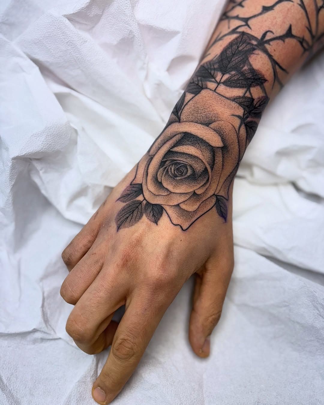 Eine super entspannte Zeit mit Christian verbracht 🖤🖤🖤 ich bin wirklich immer wieder so dankbar für das Vertrauen meiner lieben Kunden #dankedankedanke❤️ #planttattoo #pflanzentattoo #tattoobraunschweig #braunschweigtattoo #braunschweig #botanicaltattoo #botanischestattoo #femaletattooartist #dotwork #dotworktattoo #finelinetattoo #fineline #blackwork #blackworktattoo #leaftattoo #flowertattoo #floraltattoo #rosetattoo #handtattoo #rosentattoo #blackandgreytattoo #blackandgrey